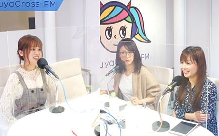 ラジオブースで女性3人が話している様子の写真